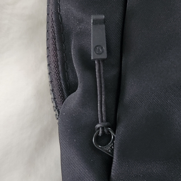 Lululemon On The Beat Belt Bag Black Shoulder Cross Body Waist 3-Pockets - Picture 4 of 8